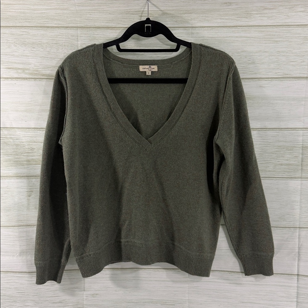 Cortland Park V neck Cashmere Sweater • SMALL